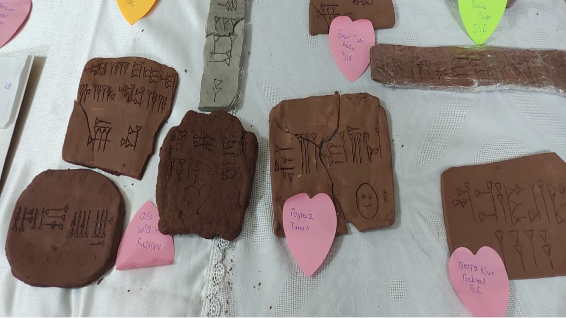 Öğrencilerimiz Sümer Çivi Yazısı ile Kil Tabletlere İsimlerini Yazdılar