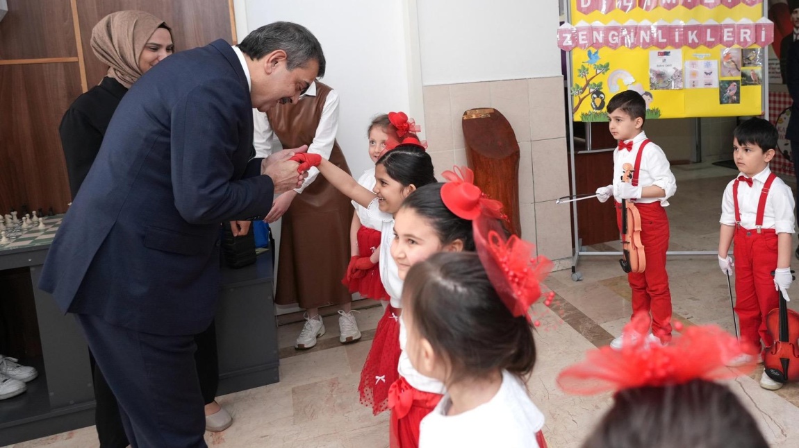 BİZ GELECEĞİZ !